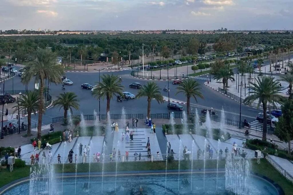 best-area-to-stay-in-marrakech-hivernage-view Fountain and palm trees near luxury hotels in Hivernage, one of the best areas to stay in Marrakech